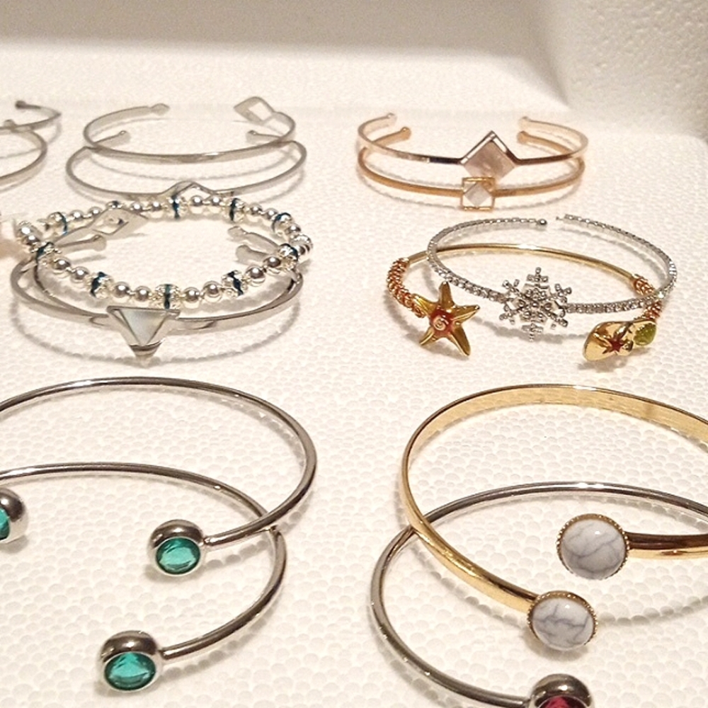 A2#.  25 NEW Bracelets - Picture 8 of 8